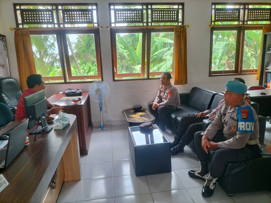 KUNJUNGAN KAPOLSEK PENEBEL 