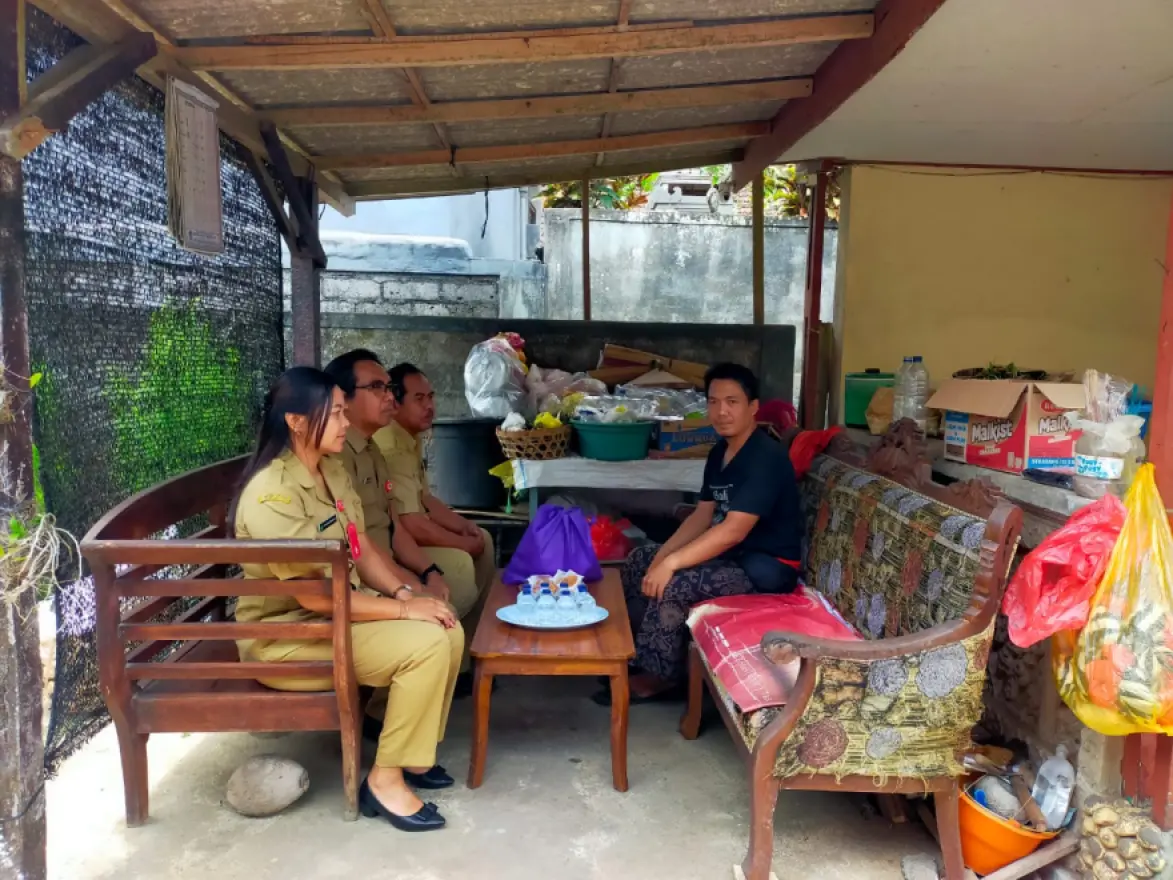 MELAYAT KE RUMAH WARGA